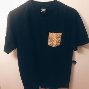 Noteworthy pocket tee